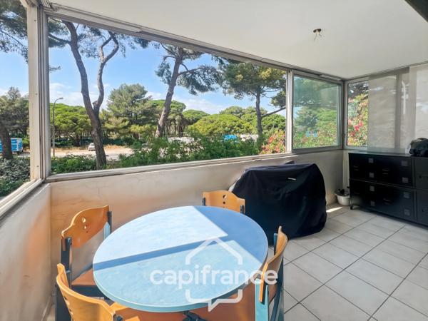 Dpt Var (83), à vendre HYERES appartement au port, loggia et place de parking.