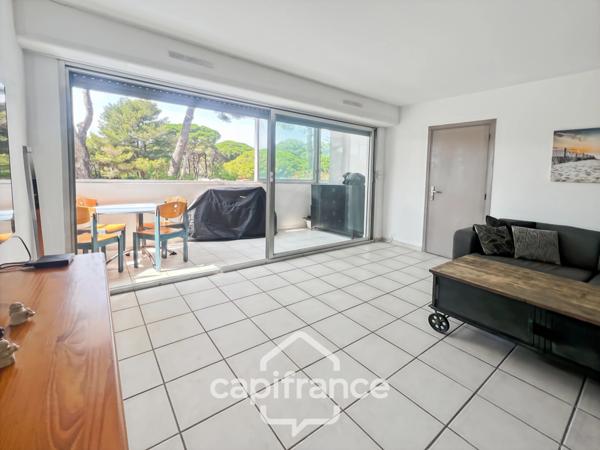 Dpt Var (83), à vendre HYERES appartement au port, loggia et place de parking.