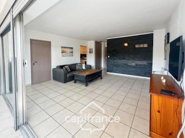 Dpt Var (83), à vendre HYERES appartement au port, loggia et place de parking.