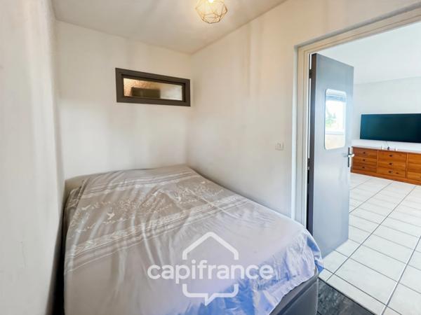 Dpt Var (83), à vendre HYERES appartement au port, loggia et place de parking.