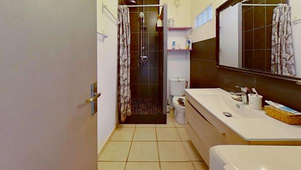 Dpt Var (83), à vendre HYERES appartement au port, loggia et place de parking.