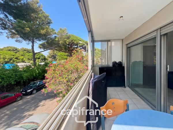 Dpt Var (83), à vendre HYERES appartement au port, loggia et place de parking.
