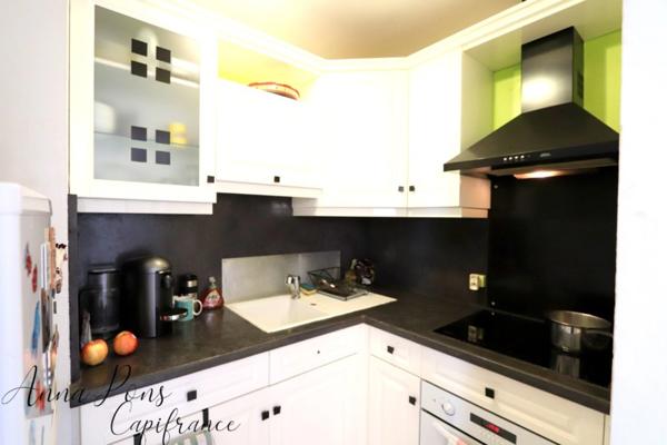 Dpt Var (83), à vendre HYERES appartement au port, loggia et place de parking.