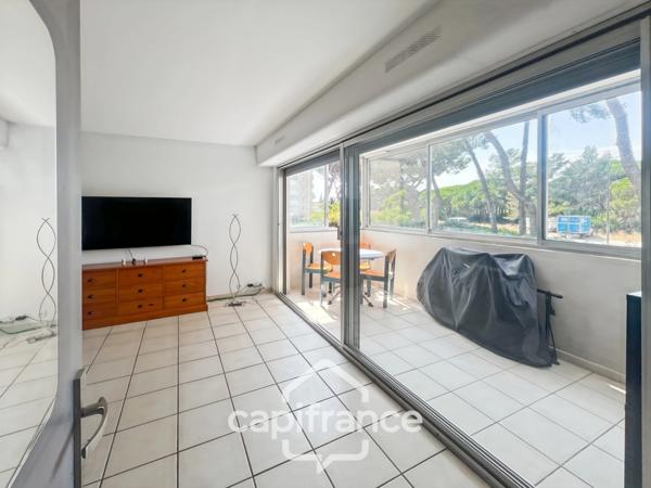 Dpt Var (83), à vendre HYERES appartement au port, loggia et place de parking.