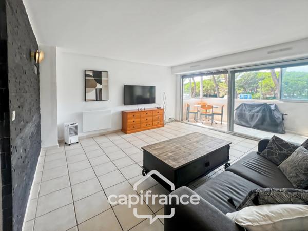Dpt Var (83), à vendre HYERES appartement au port, loggia et place de parking.