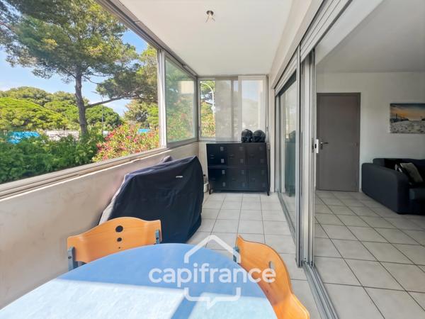 Dpt Var (83), à vendre HYERES appartement au port, loggia et place de parking.