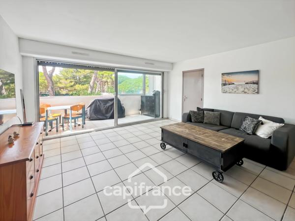 Dpt Var (83), à vendre HYERES appartement au port, loggia et place de parking.