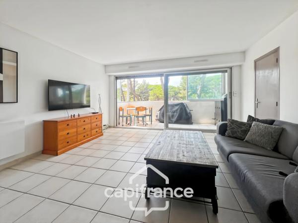 Dpt Var (83), à vendre HYERES appartement au port, loggia et place de parking.