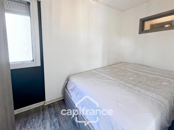 Dpt Var (83), à vendre HYERES appartement au port, loggia et place de parking.