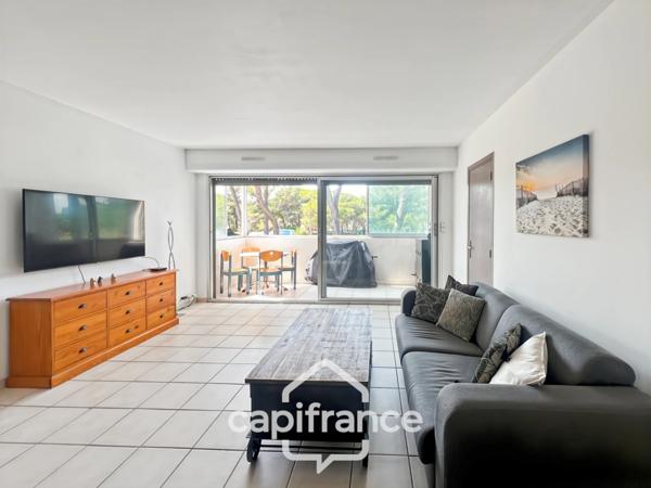 Dpt Var (83), à vendre HYERES appartement au port, loggia et place de parking.
