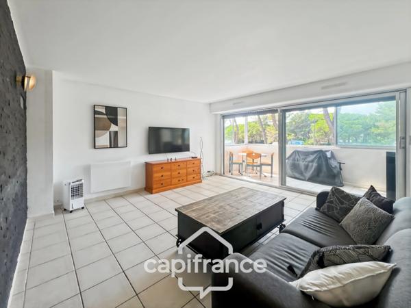 Dpt Var (83), à vendre HYERES appartement au port, loggia et place de parking.