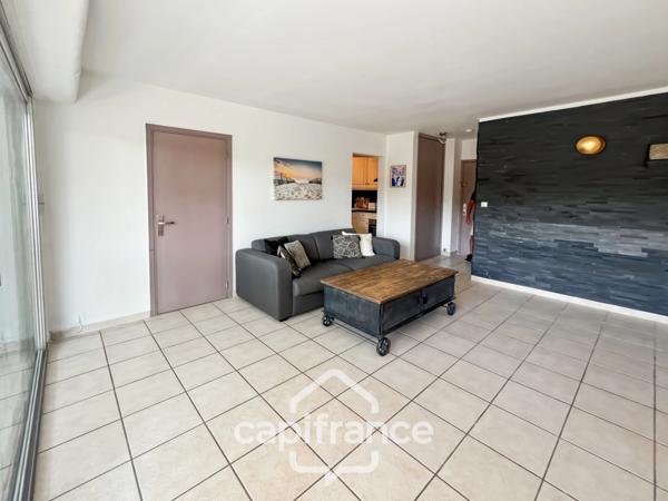 Dpt Var (83), à vendre HYERES appartement au port, loggia et place de parking.