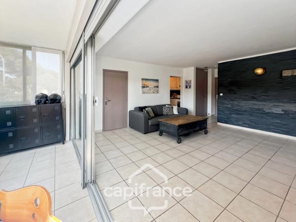 Dpt Var (83), à vendre HYERES appartement au port, loggia et place de parking.