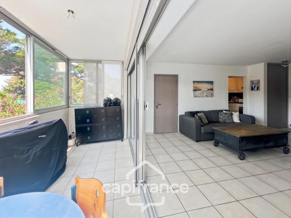 Dpt Var (83), à vendre HYERES appartement au port, loggia et place de parking.