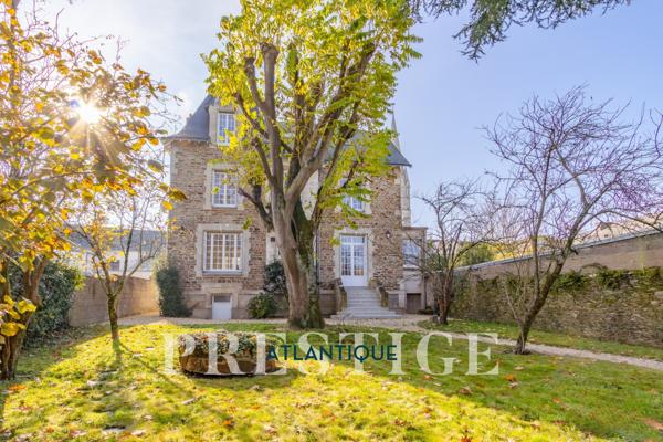 CARQUEFOU BOURG - MAISON DE MAÎTRE - 293M2 HABITABLES - TERRAIN DE 997M2