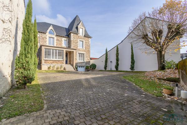 CARQUEFOU BOURG - MAISON DE MAÎTRE - 293M2 HABITABLES - TERRAIN DE 997M2