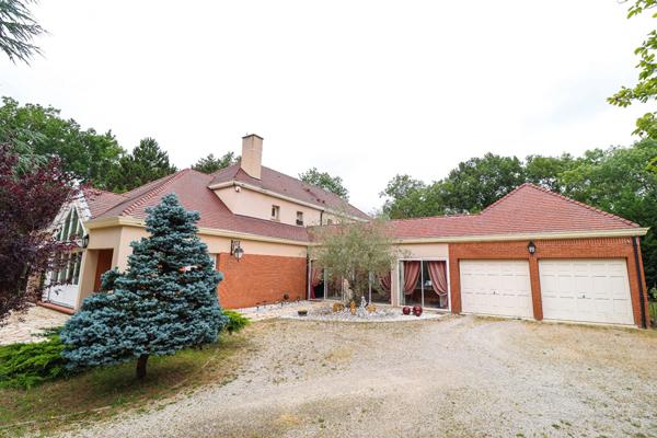 ÉTIOLLES - PROPRIÉTÉ D'EXCEPTION AU COEUR D'UN DOMAINE PRIVÉ