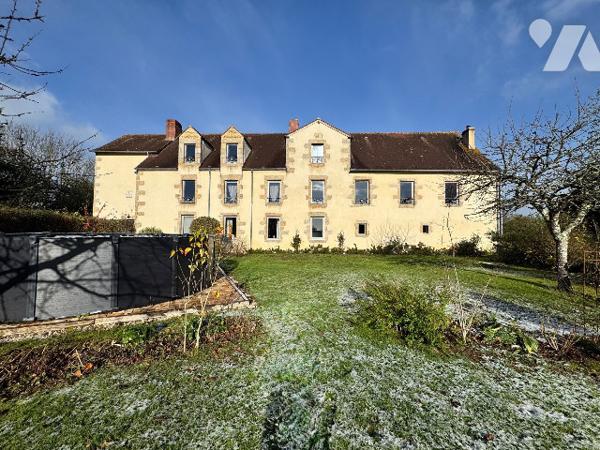 Ensemble immobilier de caractère en pierres avec dépendances et appartement loué