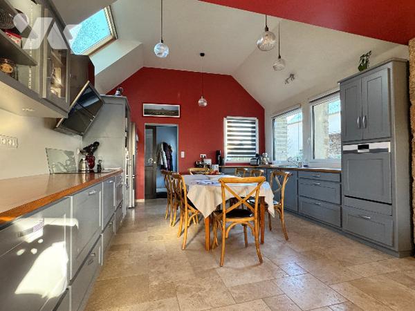 Ensemble immobilier de caractère en pierres avec dépendances et appartement loué