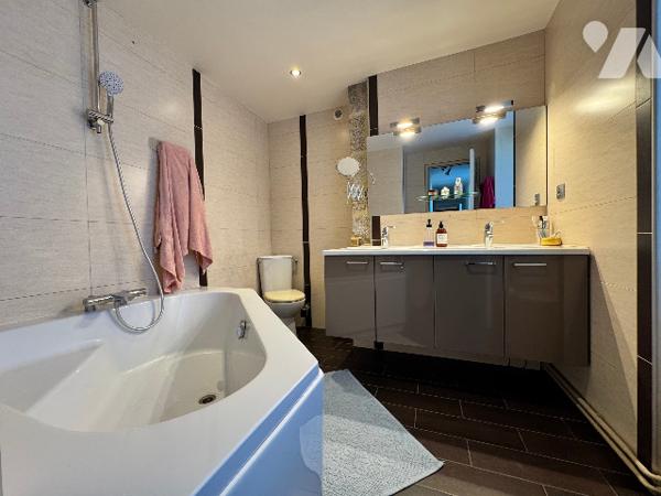 Ensemble immobilier de caractère en pierres avec dépendances et appartement loué