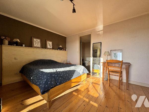 Ensemble immobilier de caractère en pierres avec dépendances et appartement loué