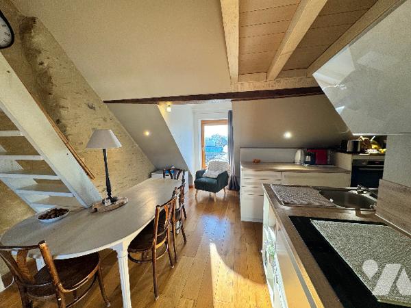 Ensemble immobilier de caractère en pierres avec dépendances et appartement loué