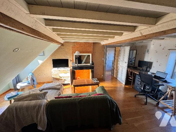 Ensemble immobilier de caractère en pierres avec dépendances et appartement loué