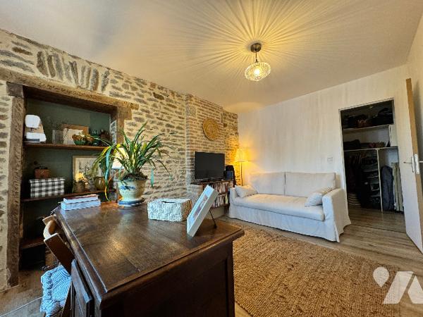 Ensemble immobilier de caractère en pierres avec dépendances et appartement loué