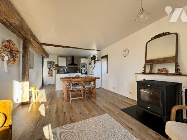 Ensemble immobilier de caractère en pierres avec dépendances et appartement loué