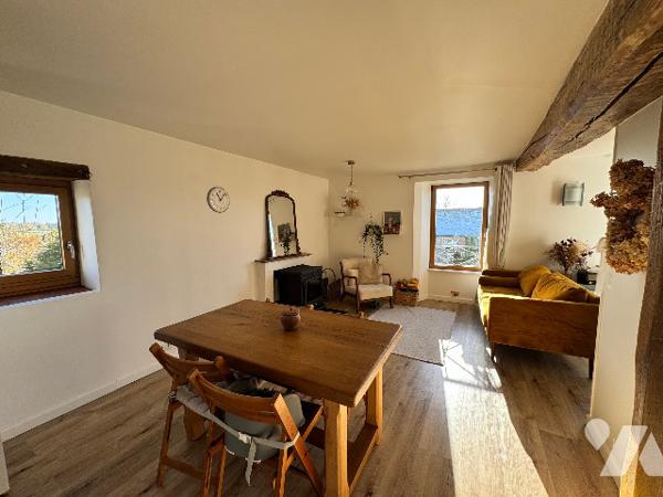 Ensemble immobilier de caractère en pierres avec dépendances et appartement loué