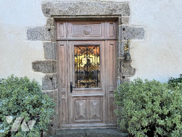 Ensemble immobilier de caractère en pierres avec dépendances et appartement loué