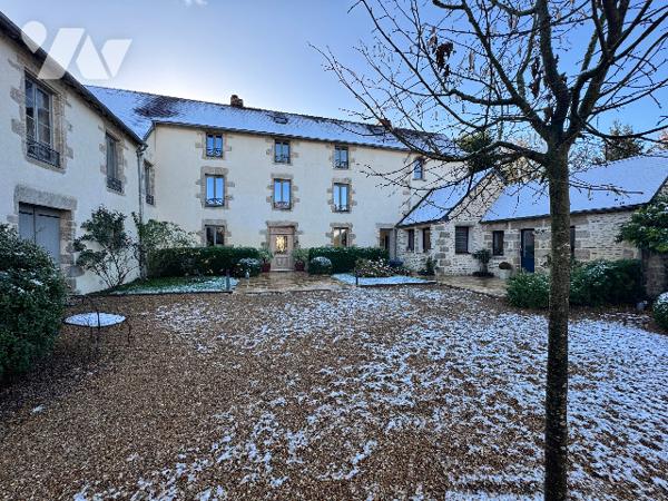 Ensemble immobilier de caractère en pierres avec dépendances et appartement loué