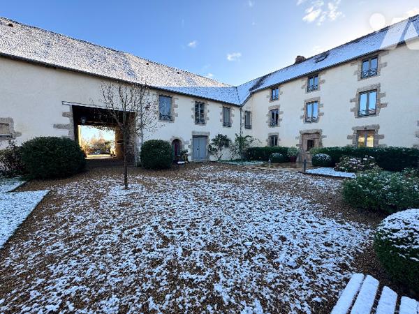 Ensemble immobilier de caractère en pierres avec dépendances et appartement loué