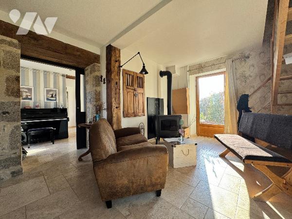 Ensemble immobilier de caractère en pierres avec dépendances et appartement loué