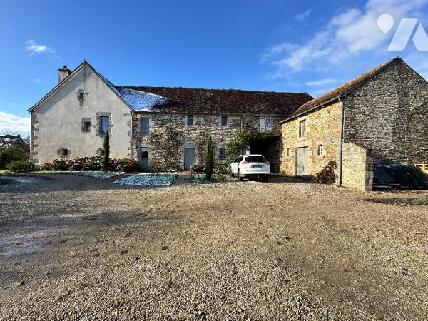 Ensemble immobilier de caractère en pierres avec dépendances et appartement loué