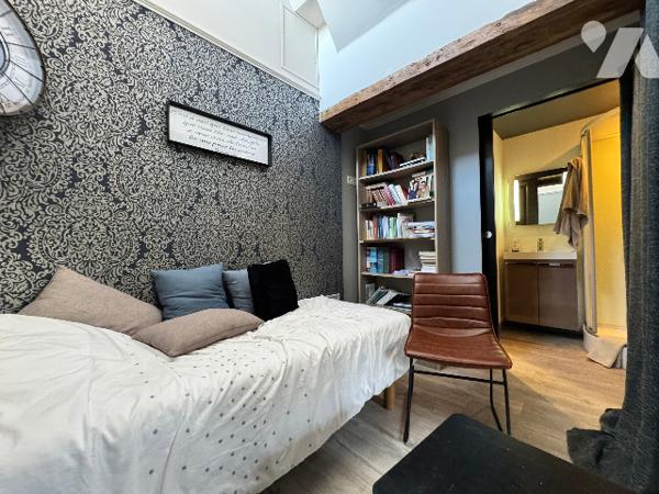 Ensemble immobilier de caractère en pierres avec dépendances et appartement loué