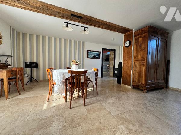 Ensemble immobilier de caractère en pierres avec dépendances et appartement loué