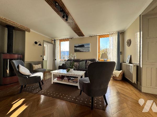 Ensemble immobilier de caractère en pierres avec dépendances et appartement loué