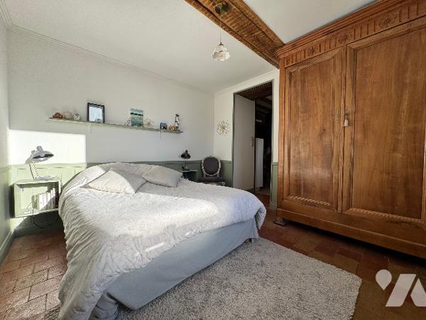 Ensemble immobilier de caractère en pierres avec dépendances et appartement loué