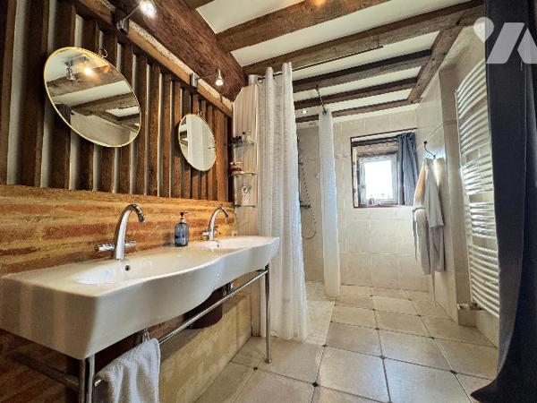 Ensemble immobilier de caractère en pierres avec dépendances et appartement loué