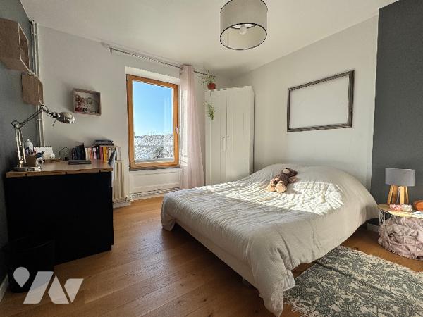 Ensemble immobilier de caractère en pierres avec dépendances et appartement loué