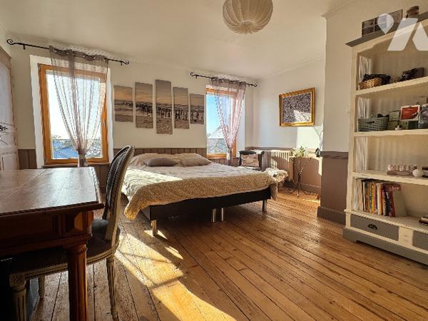 Ensemble immobilier de caractère en pierres avec dépendances et appartement loué