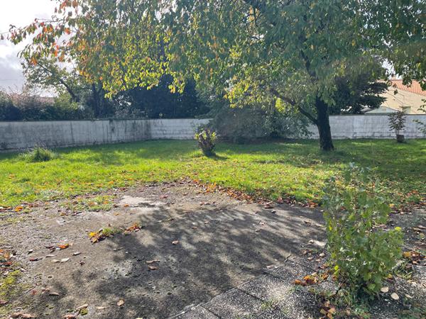 A 5min de Rochefort : Echillais terrain à bâtir viabilisé de 653 m2 avec garage de 45 m²