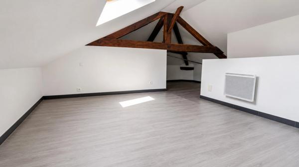 SAINT-HILAIRE-DE-LA-CÔTE – MAISON DE CARACTÈRE RÉNOVÉE – 94,46 M² – JARDIN – TERRASSE