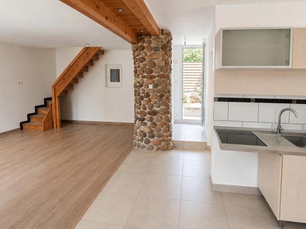 SAINT-HILAIRE-DE-LA-CÔTE – MAISON DE CARACTÈRE RÉNOVÉE – 94,46 M² – JARDIN – TERRASSE