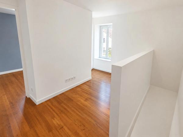 SAINT-HILAIRE-DE-LA-CÔTE – MAISON DE CARACTÈRE RÉNOVÉE – 94,46 M² – JARDIN – TERRASSE
