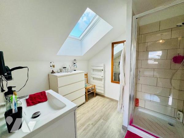 Belle maison Contemporaine édifiée en 2018 à 200 mètres de l'aber Benoît.

Construction de st...