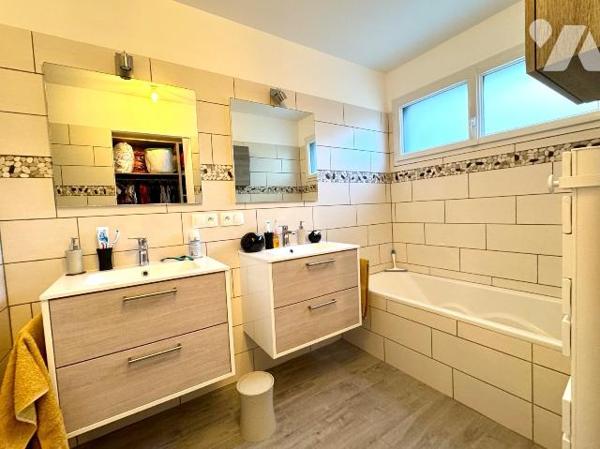 Belle maison Contemporaine édifiée en 2018 à 200 mètres de l'aber Benoît.

Construction de st...