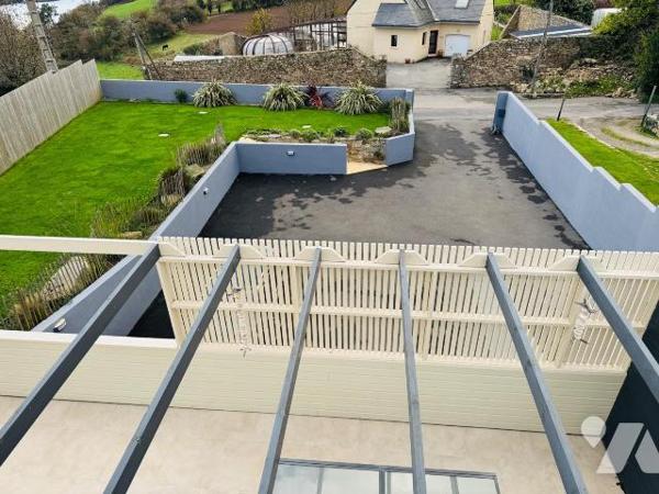 Belle maison Contemporaine édifiée en 2018 à 200 mètres de l'aber Benoît.

Construction de st...