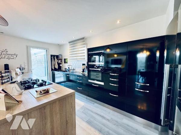 Belle maison Contemporaine édifiée en 2018 à 200 mètres de l'aber Benoît.

Construction de st...